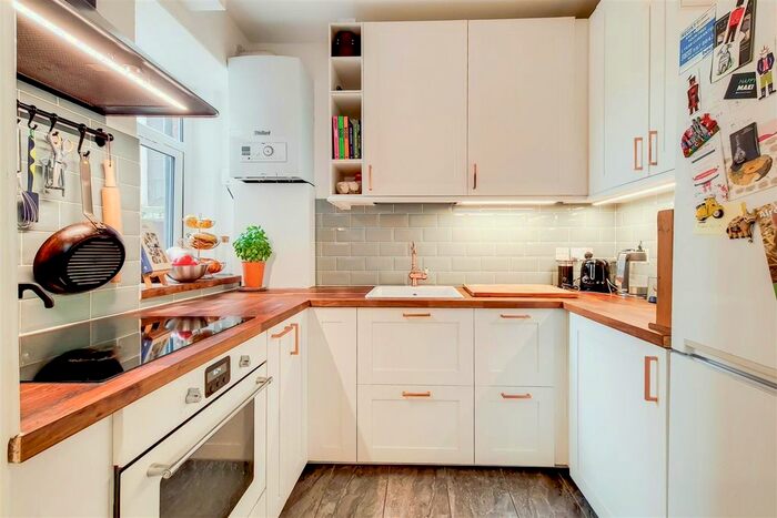 2 Bedroom Flat To Rent In Station Road, Winchmore Hill, N21