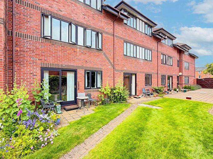 1 Bedroom Flat For Sale In Healey Court, Coten End, Warwick, CV34
