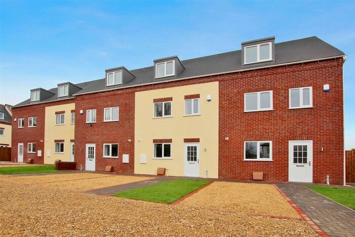 3 Bedroom Town House To Rent In Evesham Road, Redditch, B97