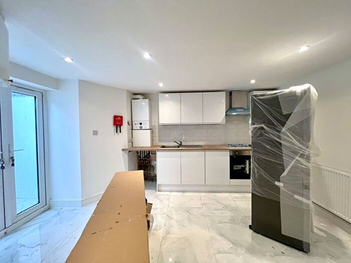 1 Bedroom Flat To Rent In Longley Road, SW17