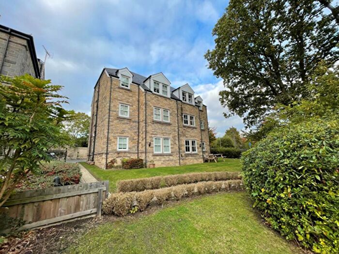 2 Bedroom Flat To Rent In Spen Lane, West Park, Leeds, LS16