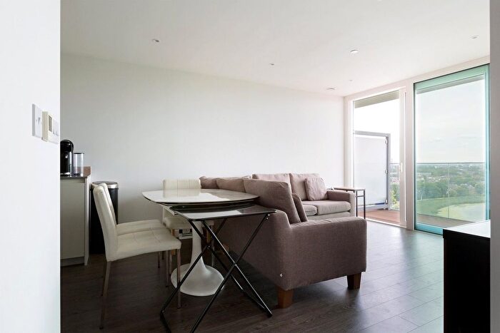 2 Bedroom Flat For Sale In Newnton Close, London, N4