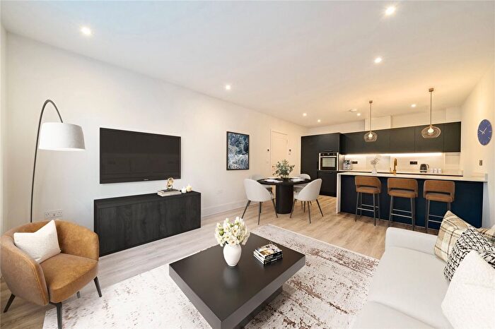 1 Bedroom Flat For Sale In Jubilee Gardens, Weybridge, KT13