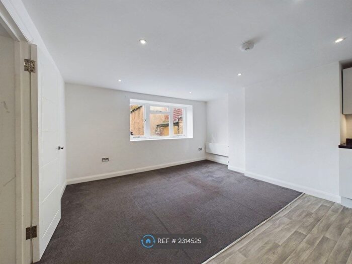 2 Bedroom Flat To Rent In High Street, Sittingbourne, ME10