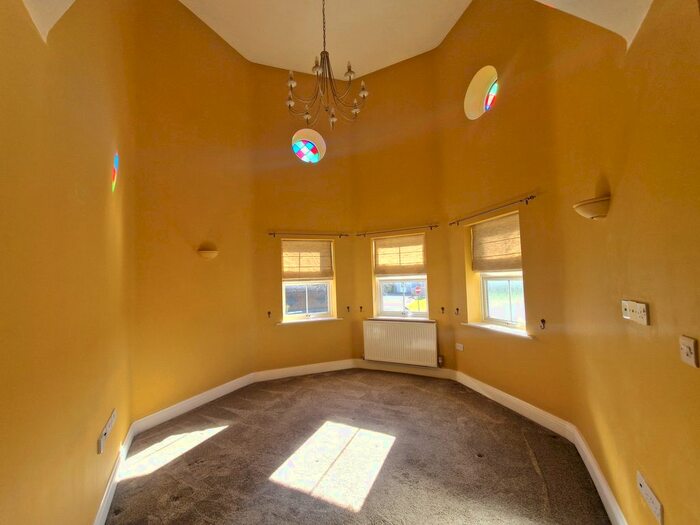 2 Bedroom Flat To Rent In Chapel Drove, Hedge End, SO30