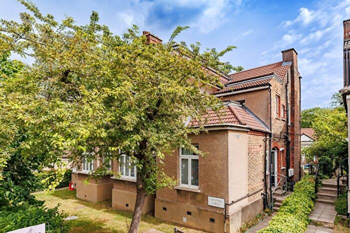 1 Bedroom Flat For Sale In Montalt Road, Woodford Green, IG8