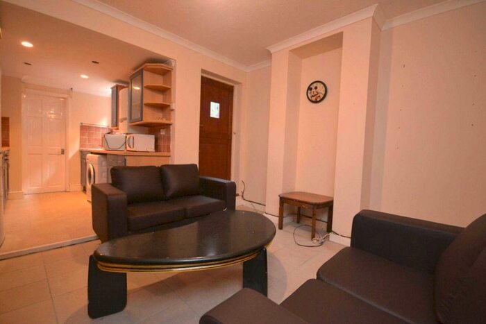 4 Bedroom Terraced House To Rent In Pitcroft Avenue, Reading, RG6