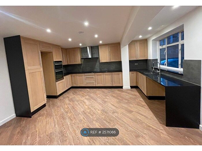 3 Bedroom Terraced House To Rent In London, London, N13