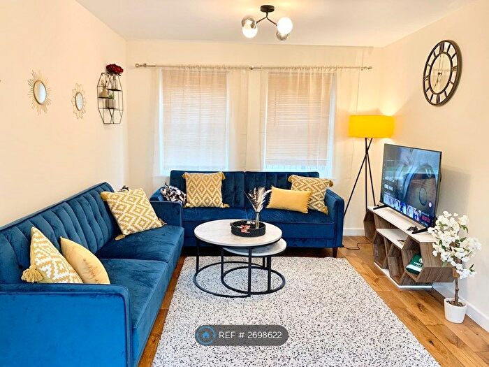 3 Bedroom Semi Detached House To Rent In Puffin Way, Reading, RG2