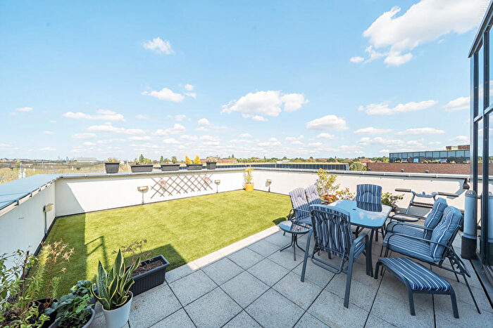 3 Bedroom Apartment For Sale In Purbeck Gardens, London, SE26