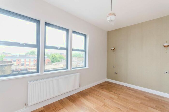 3 Bedroom Flat To Rent In Classic Mansions, London Fields, London, E9