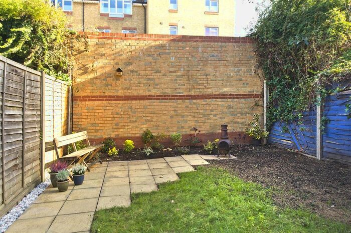 2 Bedroom Flat To Rent In Lime Grove, London, W12