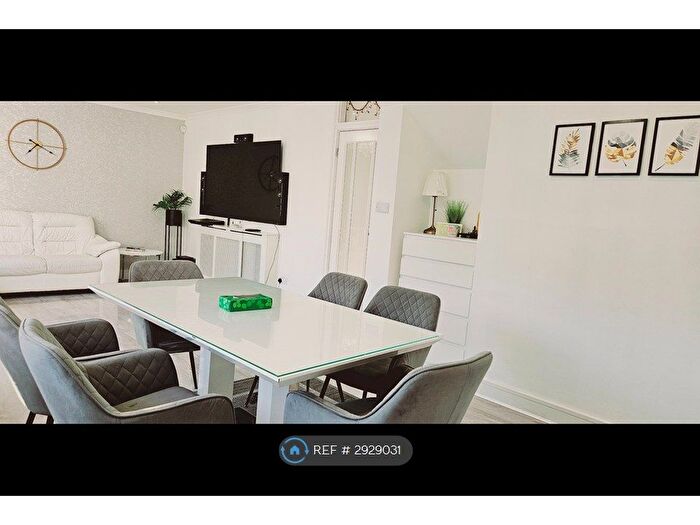 6 Bedroom Bungalow To Rent In Lower Cippenham Lane, Slough, SL1