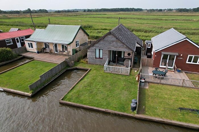 3 Bedroom Detached Bungalow For Sale In North West Riverbank, Great Yarmouth, NR29