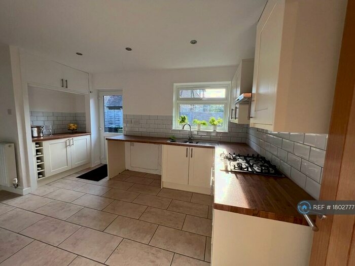 3 Bedroom Bungalow To Rent In Heathfield Drive, Redhill, RH1