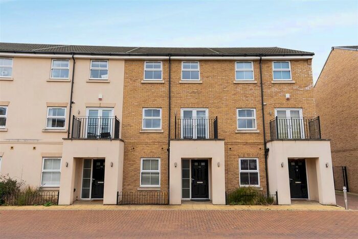 4 Bedroom Town House For Sale In Autumn Way, West Drayton, UB7