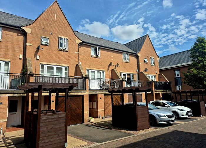 3 Bedroom Town House For Sale In Portland Close, Chesterfield, S41