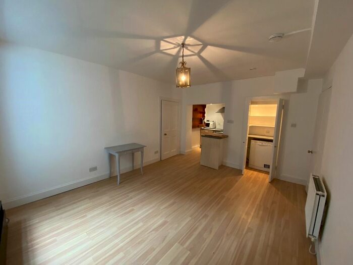 2 Bedroom Flat To Rent In Colinton Road, Bruntsfield, Edinburgh, EH10