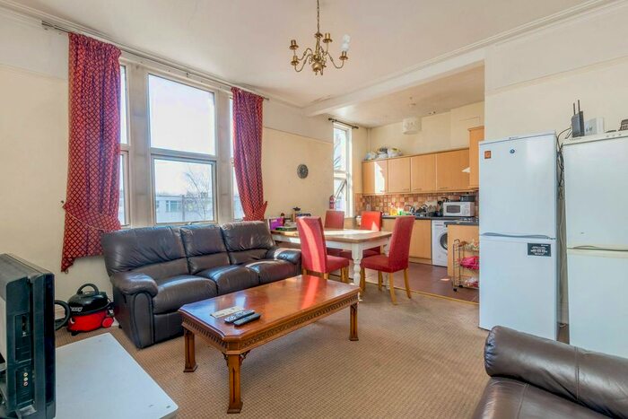 4 Bedroom Flat To Rent In Boston Manor Road, Brentford, TW8