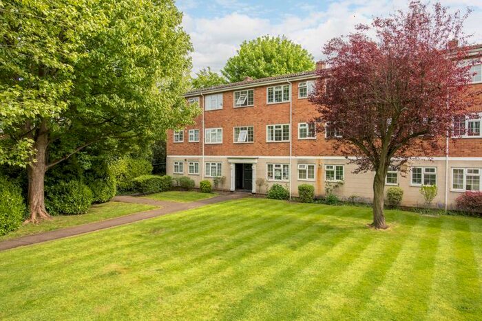 2 Bedroom Flat To Rent In Gainsborough Court, Walton-On-Thames, KT12