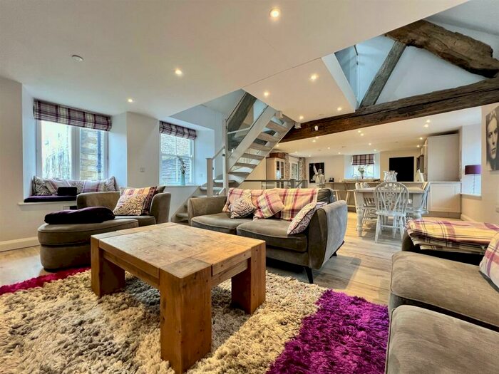3 Bedroom Barn Conversion To Rent In Bath Street, Bakewell, DE45