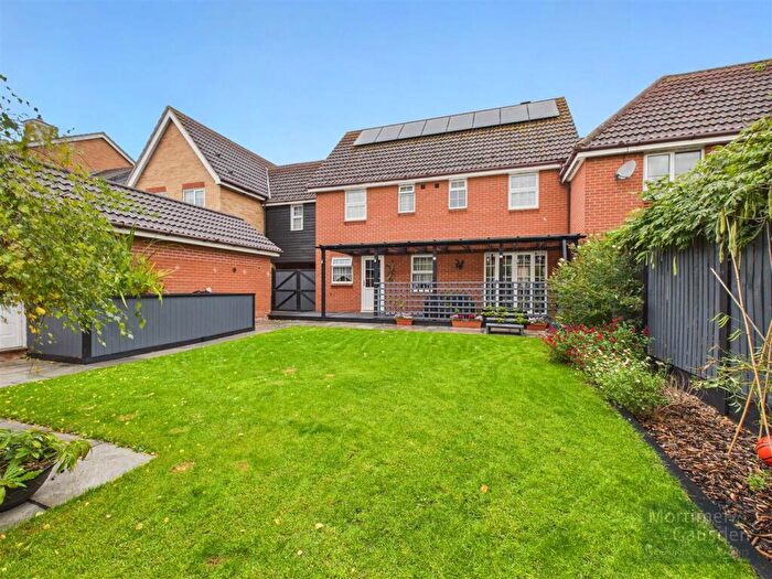 5 Bedroom Link Detached House For Sale In Chaffinch Road, Bury St. Edmunds, IP32