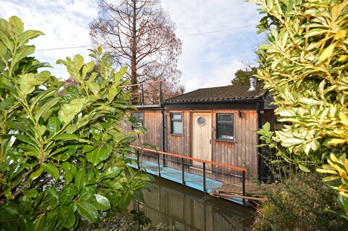 2 Bedroom Houseboat To Rent In Taggs Island, Hampton, TW12