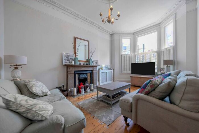 3 Bedroom Flat To Rent In Rostrevor Road, Parsons Green, London, SW6