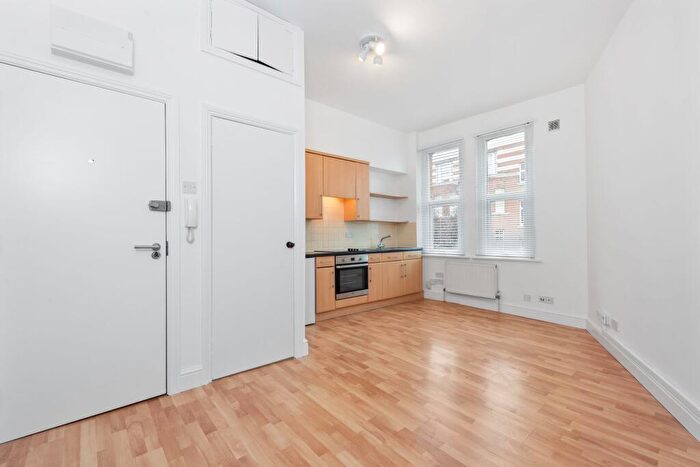 Flat To Rent In Dennington Park Road, NW6