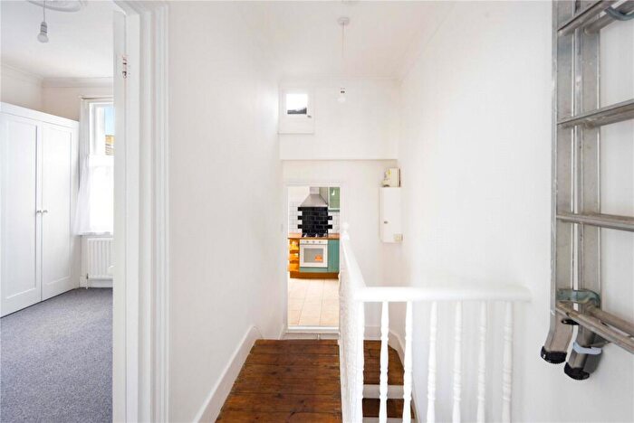 2 Bedroom Flat For Sale In Roding Road, Homerton, London, E5