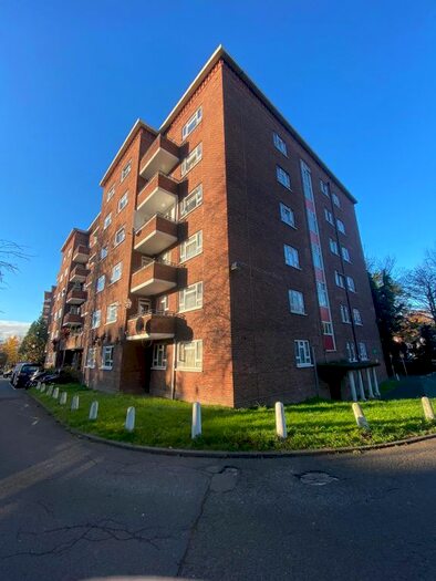 3 Bedroom Flat To Rent In Cumberland House, Kingston Hill, Surrey, KT2
