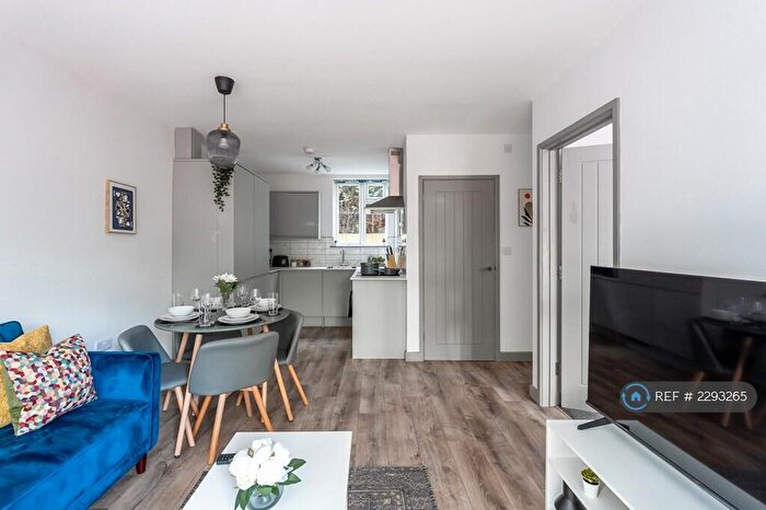 2 Bedroom Flat To Rent In Rickmansworth Lane, Chalfont St. Peter, Gerrards Cross, SL9