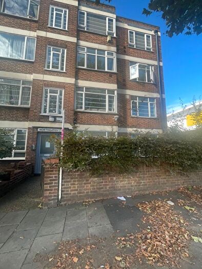 2 Bedroom Flat To Rent In High Road, London, N12
