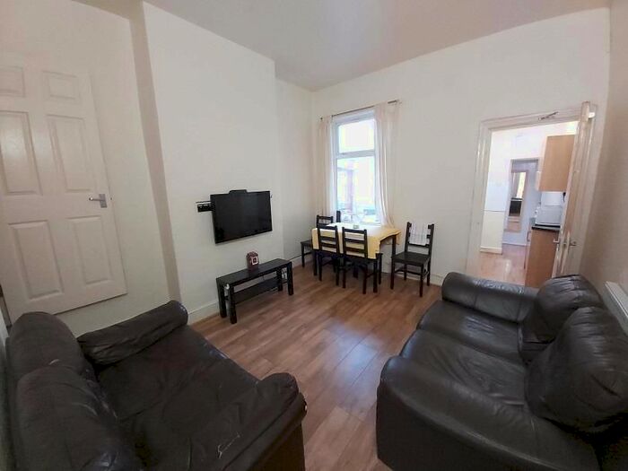 2 Bedroom Hotel To Rent In Bristol Road, Selly Oak, Birmingham, B29