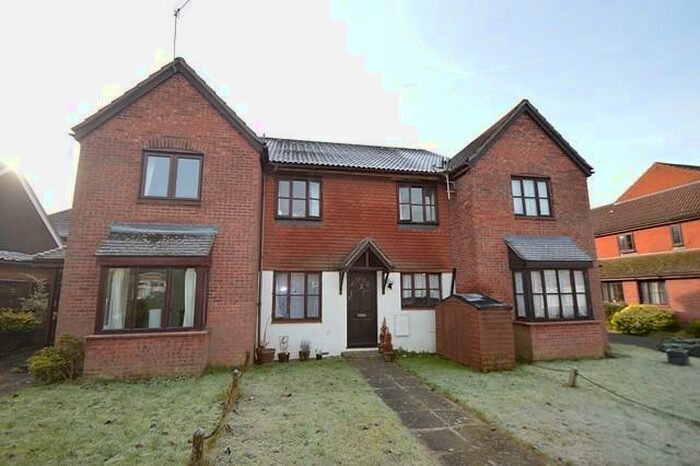 2 Bedroom House To Rent In Bedroom Terraced House In Godalming, GU7