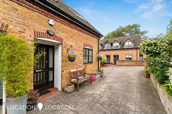 2 Bedroom Semi Detached House To Rent In Palatine Road, London, N16