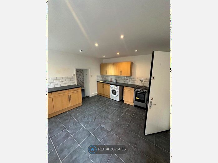 2 Bedroom Flat To Rent In Jubilee Pub, Sunbury-On-Thames, TW16
