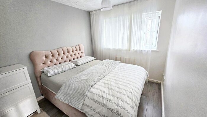 3 Bedroom End Of Terrace House For Sale In Newhurst Park, Hilperton, BA14