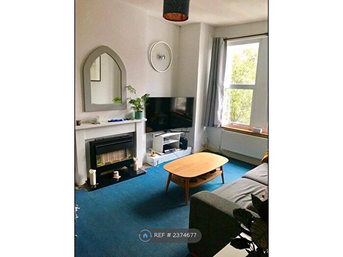 2 Bedroom Flat To Rent In Tooting Broadway, London, SW17