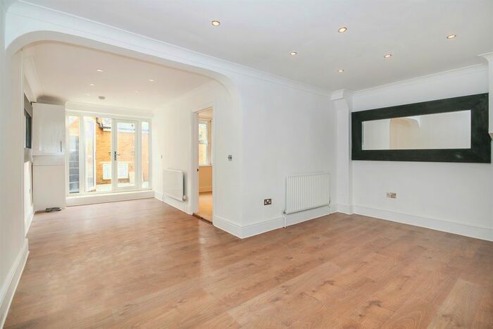 1 Bedroom Flat To Rent In Medwin Street, SW4