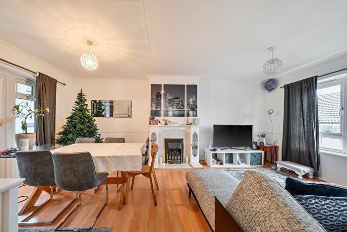 3 Bedroom Flat For Sale In Larkfield Close, Hayes, BR2