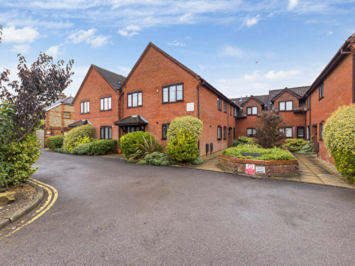 2 Bedroom Flat To Rent In Hazlemere Road, Penn, HP10