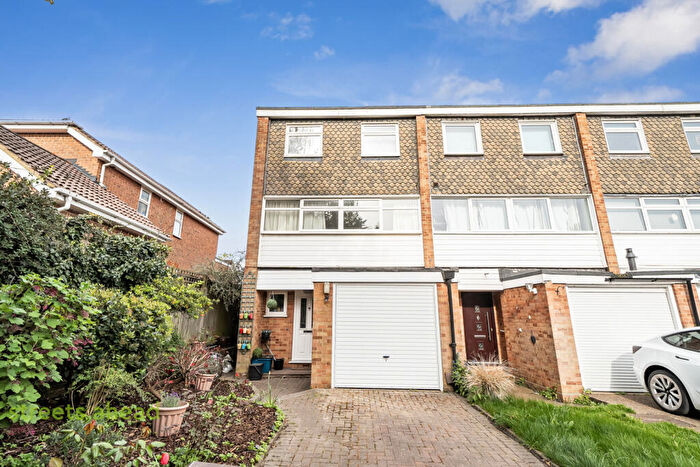 4 Bedroom End Of Terrace House For Sale In Knighton Close, South Croydon, CR2