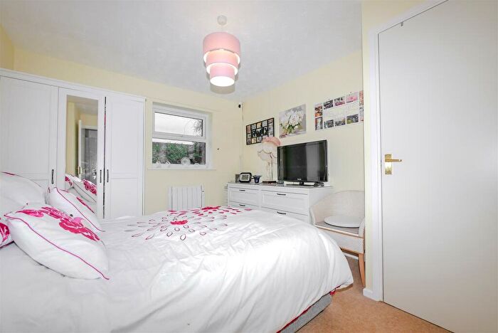 2 Bedroom Bungalow For Sale In Chiltern Close, Benson, OX10