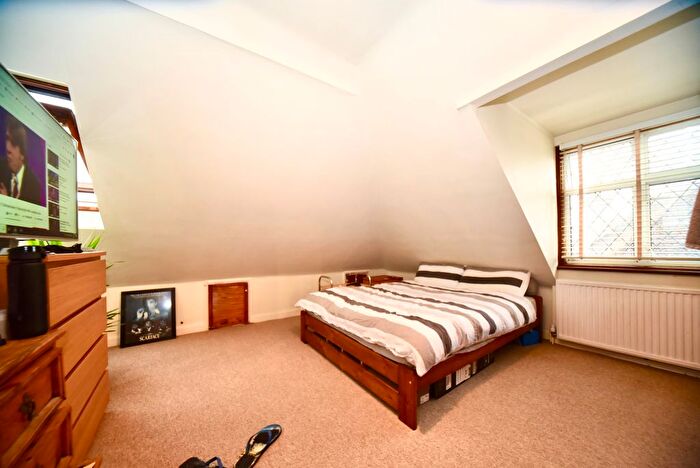 3 Bedroom Flat To Rent In Hutton Grove, London, N12