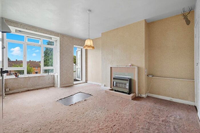 2 Bedroom Flat For Sale In St. James's Close, Tooting Bec, London, SW17