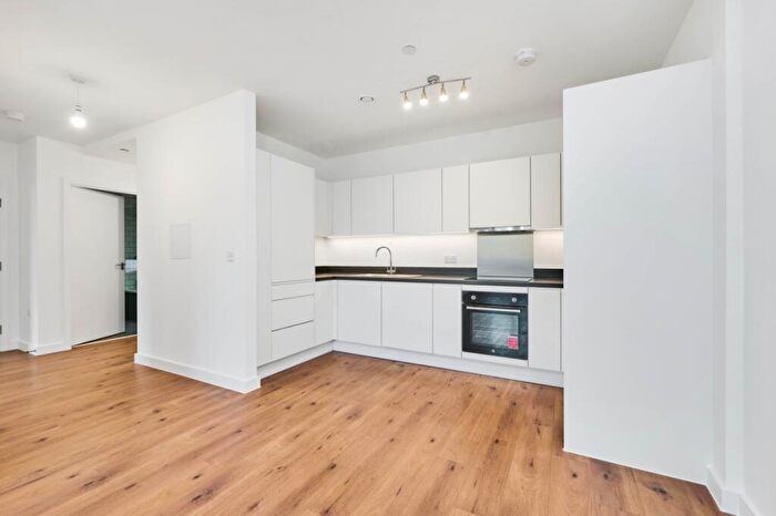 2 Bedroom Flat To Rent In New Road, Dagenham, London, RM9