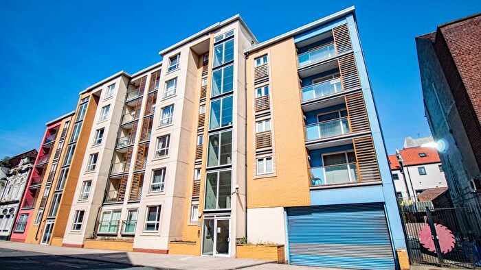 3 Bedroom Flat To Rent In Dock Street, Hull, Hull, HU1