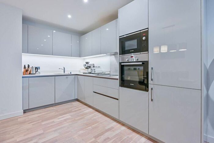 2 Bedroom Flat To Rent In Heygate Street, Elephant And Castle, London, SE17