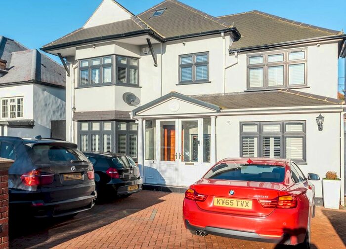 Studio To Rent In Greyhound Hill, London NW4